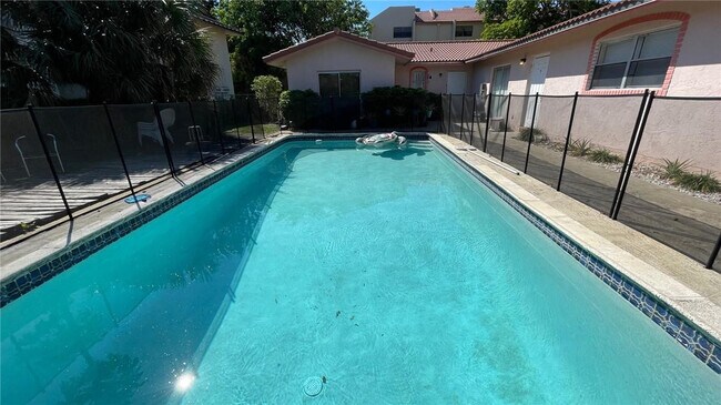 Foto del edificio - 3730 NW 115th Ave