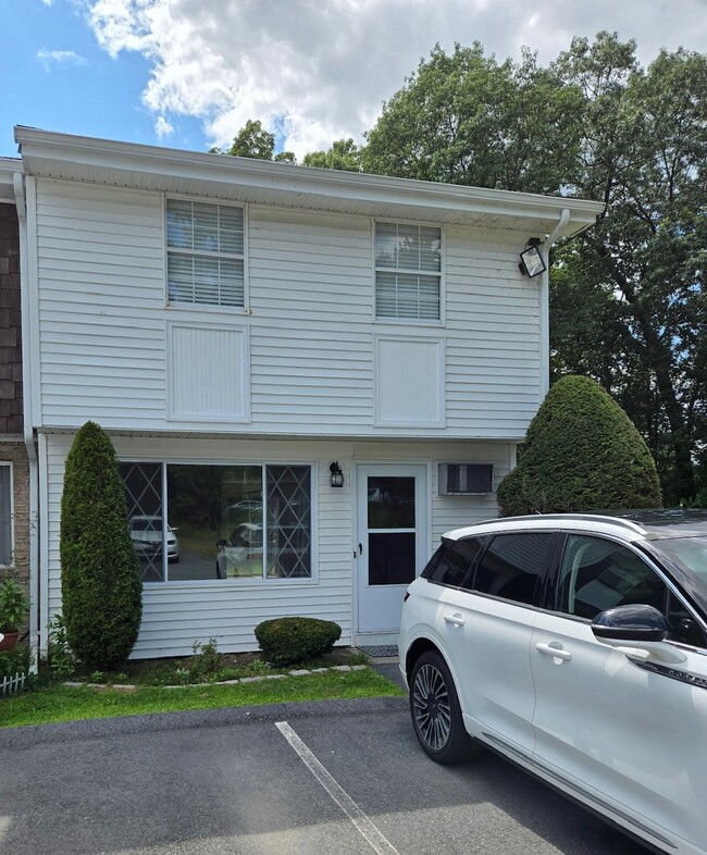 Building Photo - 945 Riverside Dr