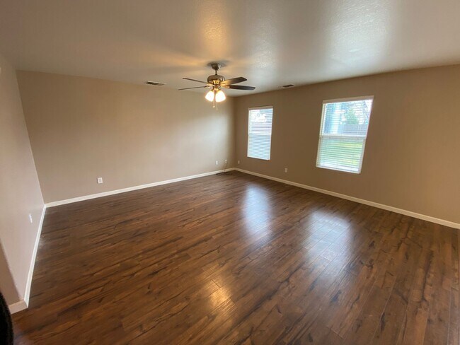 Foto del edificio - Spacious Two Story Home in SW Visalia comi...