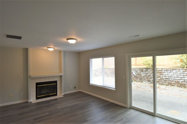 Building Photo - 3700 Arbor Dr SE