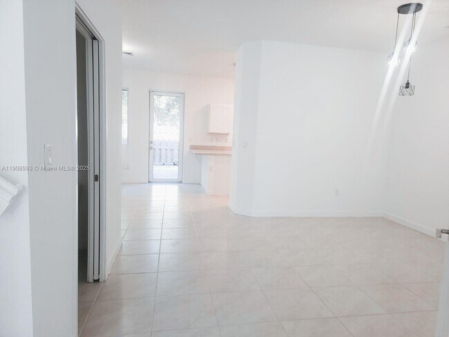 Foto del edificio - 1363 NW 208th Terrace