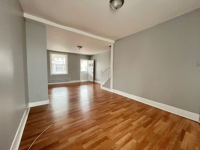 Building Photo - Immaculate 3-bedroom/1-bath Available in F...