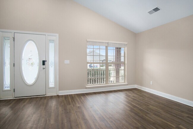 Building Photo - 1046 Lexington Dr