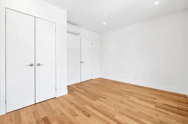 Foto del edificio - 3 bedroom in Queens NY 11106