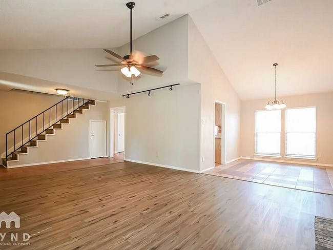 Building Photo - 605 Pyramid Dr