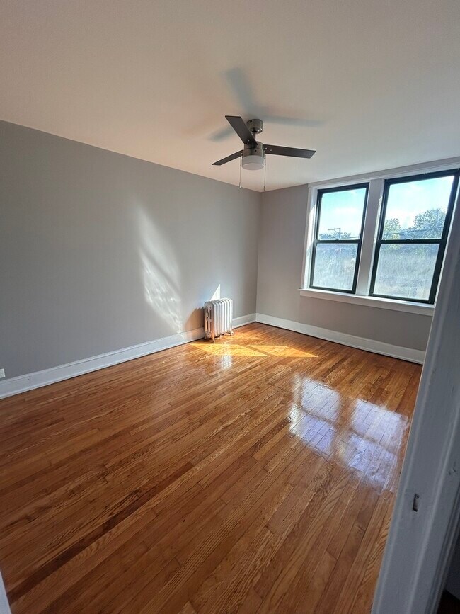 Building Photo - 2053 W Touhy Ave