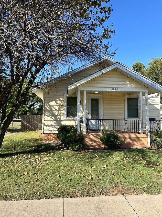 Primary Photo - 1842 W McCormick Ave