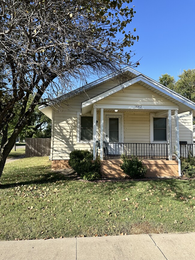 Building Photo - 1842 W McCormick Ave