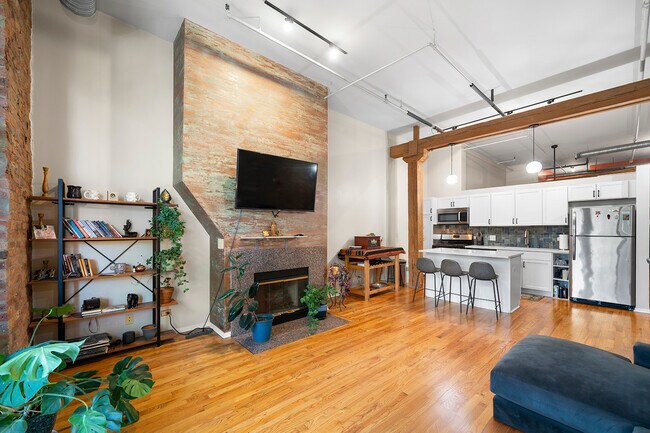 Living Room View 2 - 1525 S Michigan Ave