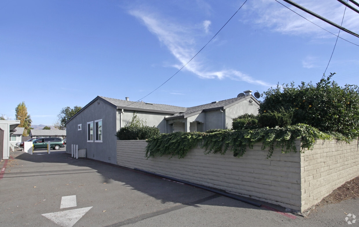 Building Photo - 1290 Oakland Rd