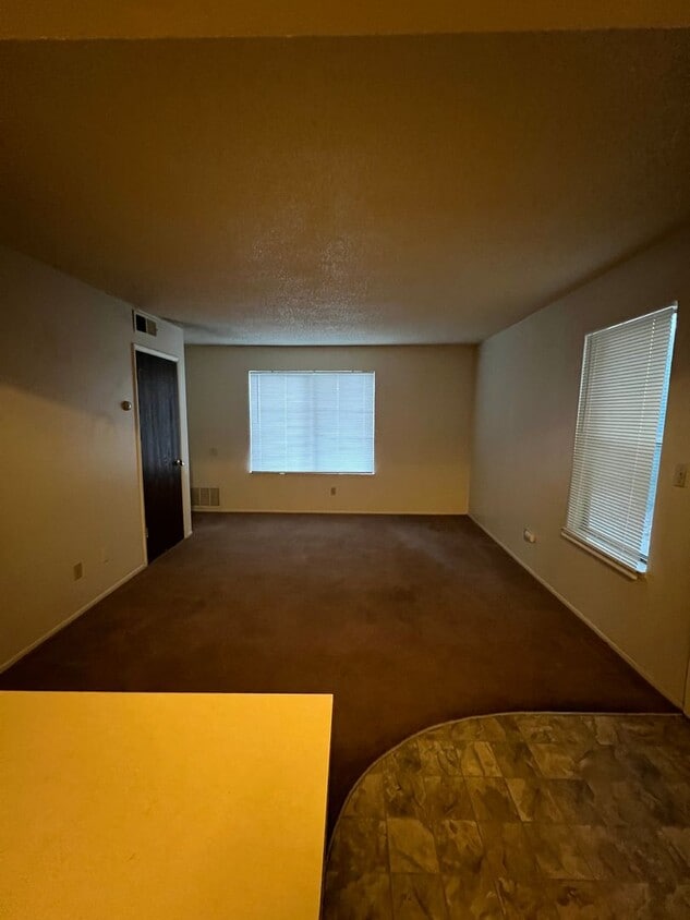 Building Photo - UNIVERSITY MEADOWS - 1 Bedroom/1 Bathroom ...