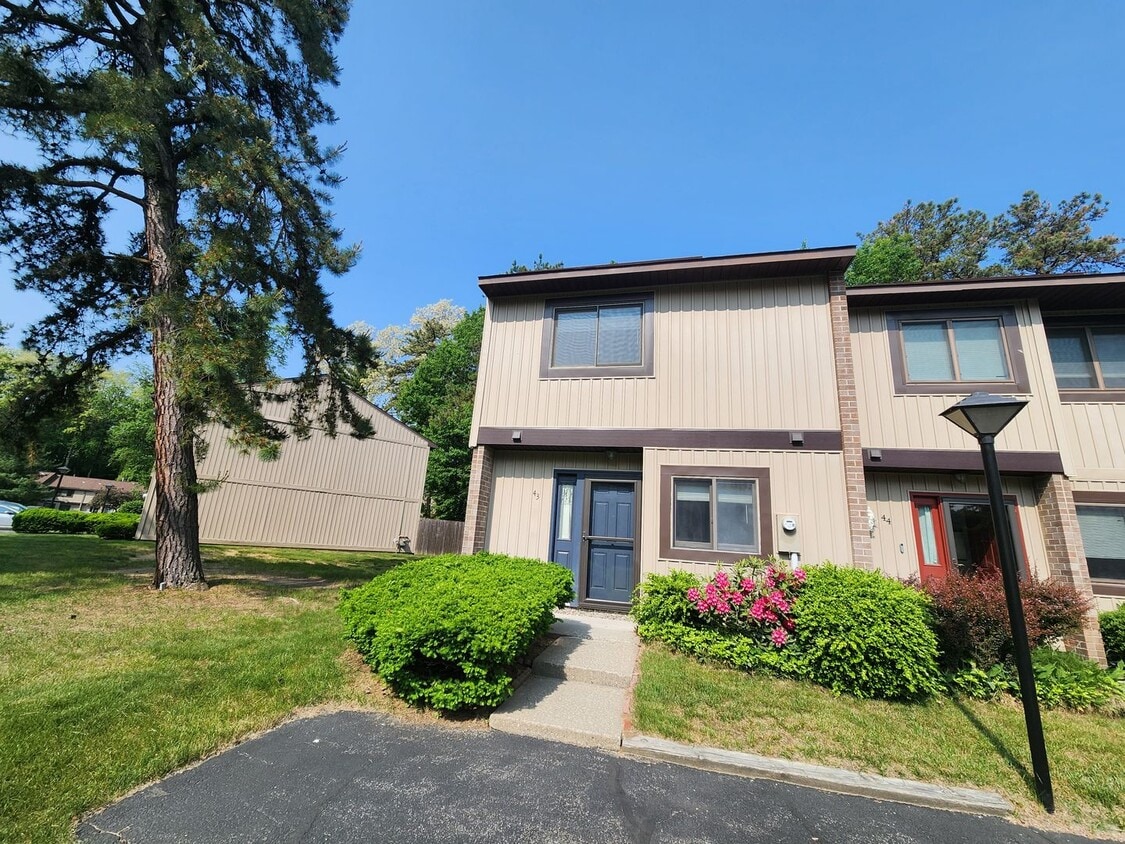 Primary Photo - Beautifully remodeled 2 bed, 1 Bath townho...