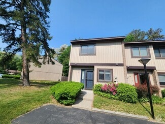 Building Photo - 43 Point of Woods Dr