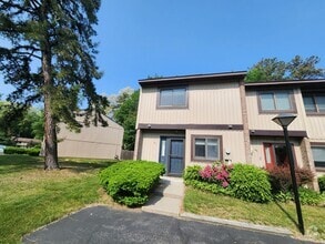 Building Photo - 43 Point of Woods Dr