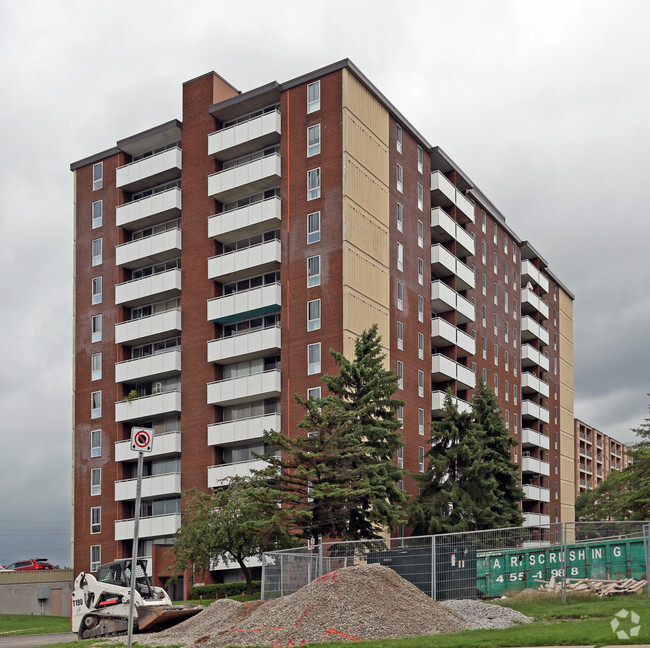 Photo du bâtiment - 790 Wonderland Rd S