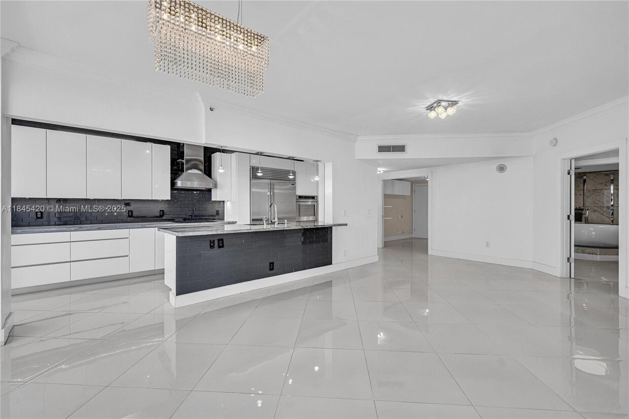 Primary Photo - 9559 Collins Ave