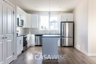 Building Photo - 566 Kleins Cres