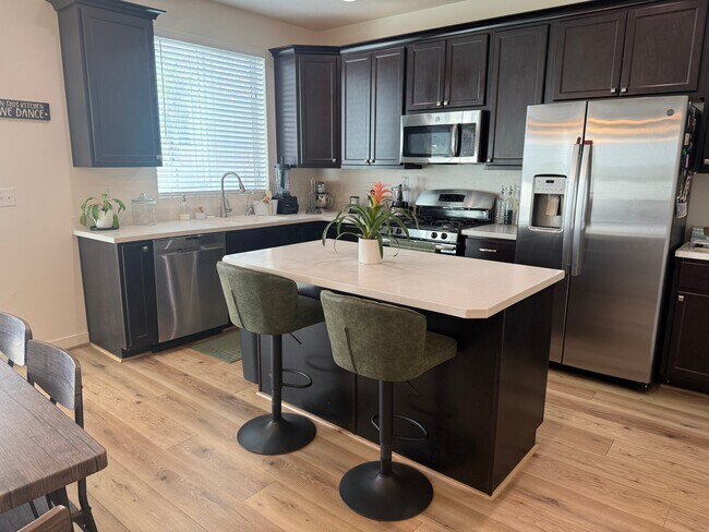 Foto del edificio - 885 W Edinburgh Dr