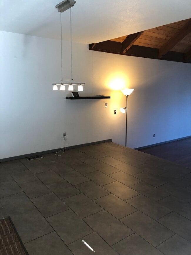 Building Photo - Furnished Short Term Rental!! 2 bedroom 2 bath, WiFi and Garbage included!