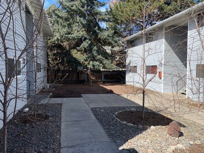 Building Photo - 2 Bed/1 Bath SE Bend Condo with Single Car Garage