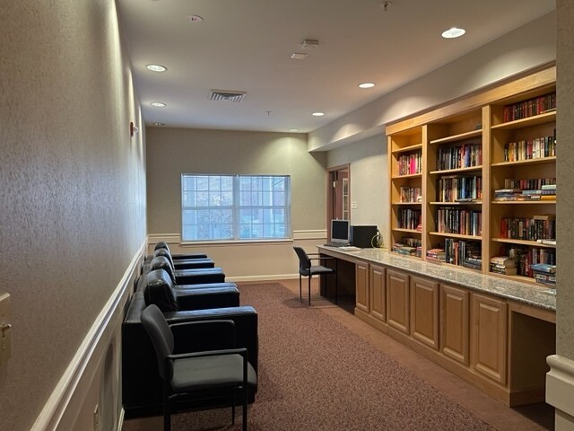 Biblioteca - Waverly Gardens Senior Community (62+)
