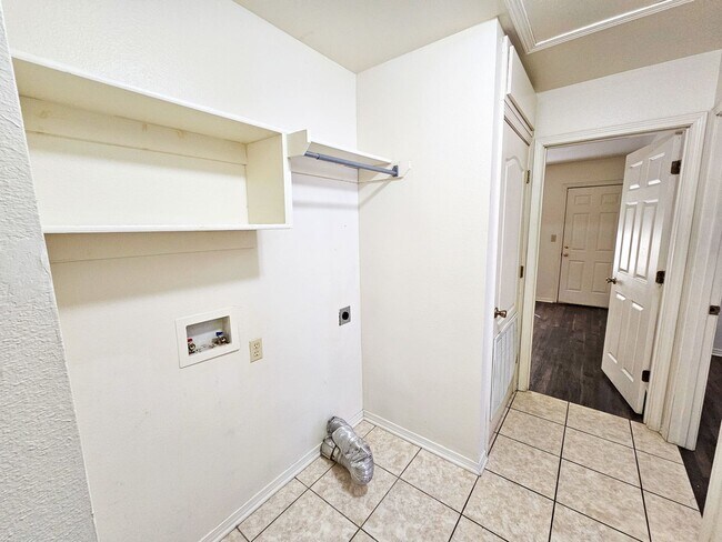 Building Photo - Cute 3 Bed/2 Bath Duplex on South Side of ...