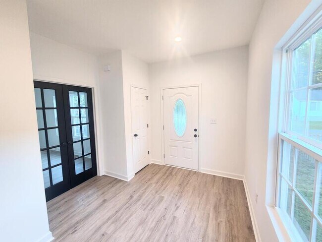 Foto del edificio - 4859 Town Point Rd