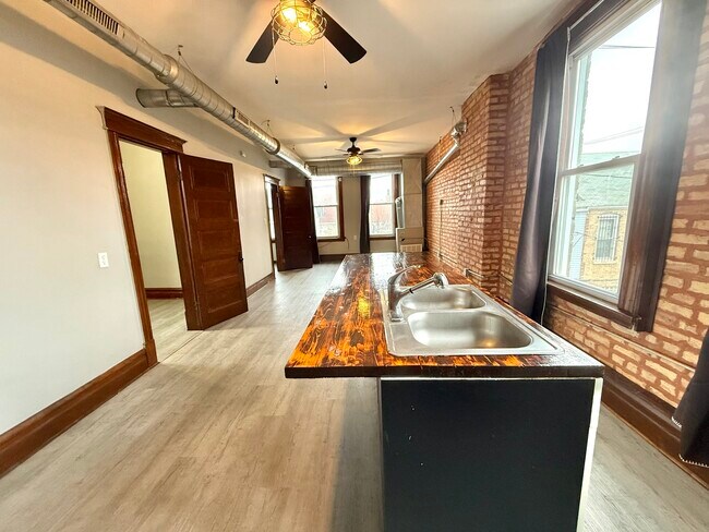 Foto del edificio - 2141 S Marshall Blvd