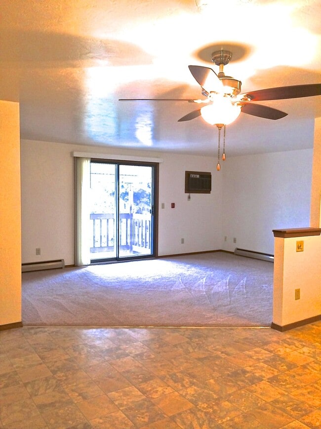 Building Photo - 2 Bedroom Spacious 2nd floor Apartment