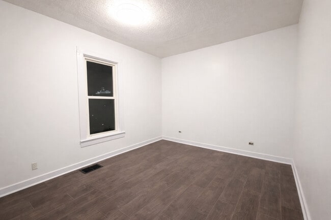 Building Photo - 265 Center St