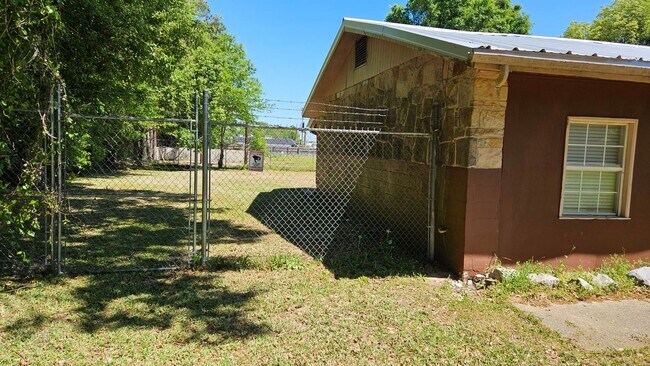 Building Photo - Rent - 3 bed 1 bath home