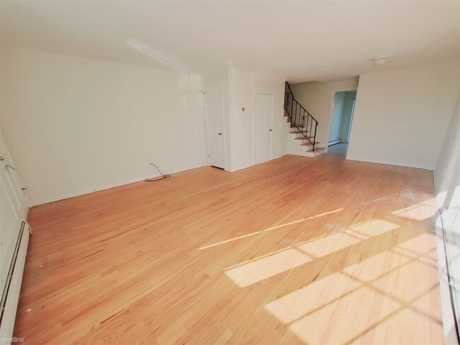 Building Photo - 2 br, 1.5 bath Townhome - 15 Elmwood St