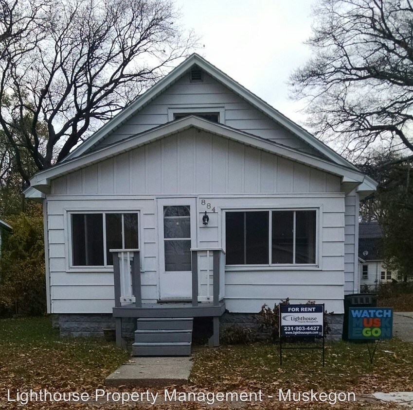 Primary Photo - 884 E Forest Ave