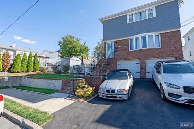 Building Photo - 38 Hillside Ave