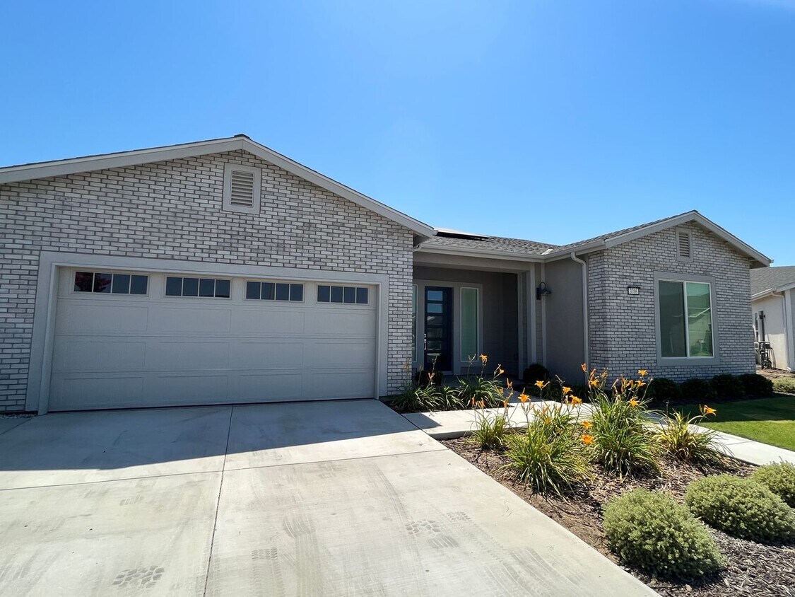 Primary Photo - Like new home available now! ALL UTITILES ...