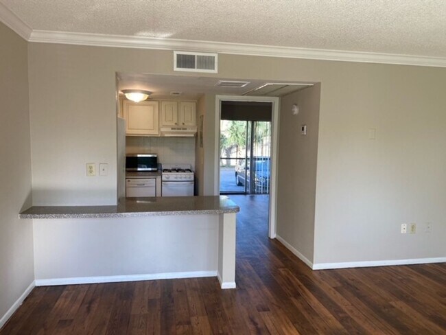 Foto del edificio - Charming 1-Bedroom Condo in Altamonte Springs with New Flooring