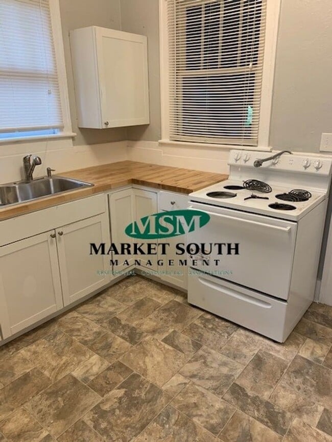 Building Photo - ~~~~NEW ON THE MARKET~~ 38th Street Cottage!!!