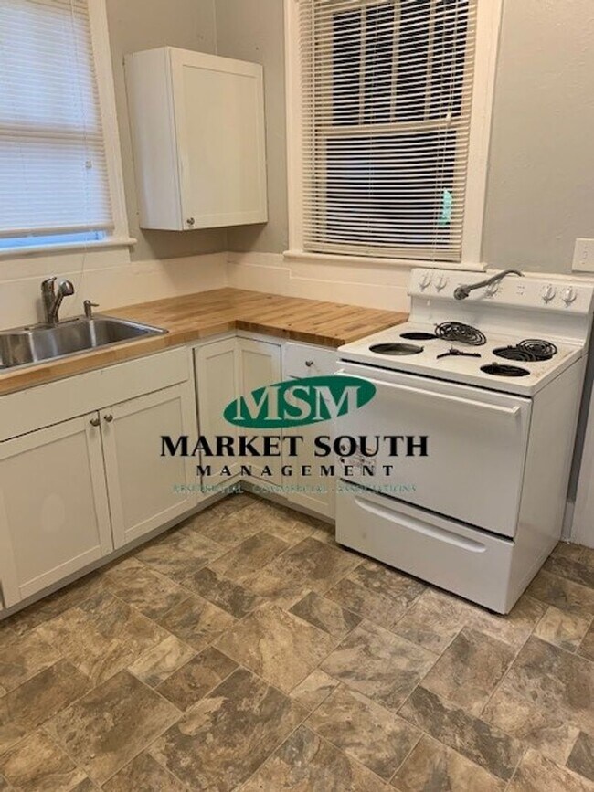 Foto del edificio - ~~~~NEW ON THE MARKET~~ 38th Street Cottage!!!