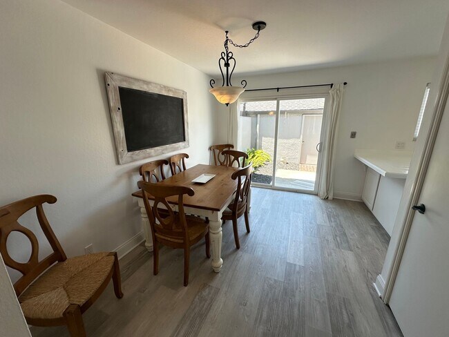 Foto del edificio - 3 Bed 1.5 Bath Townhome In Walnut Creek W/...
