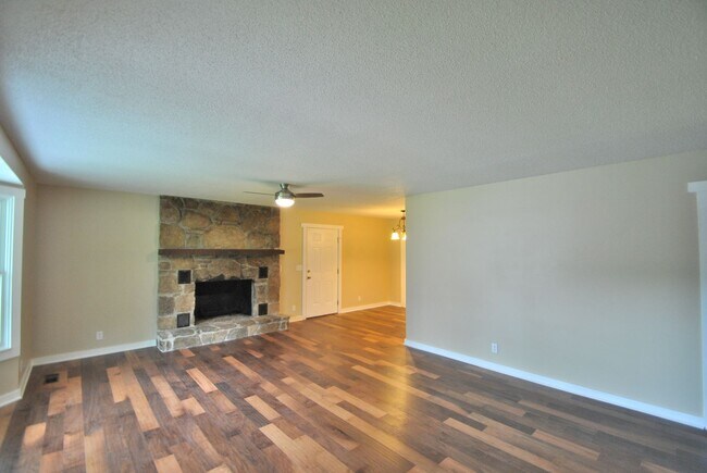 Building Photo - Rare Lakeview Rental in Fairfield Glade!