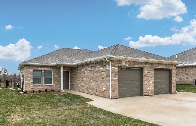 Building Photo - 2405 N Hickory St