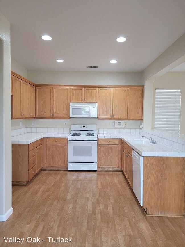 Building Photo - 3 br, 2.5 bath House - 4075 Laurel Walk Lane