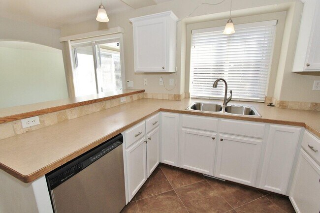 Building Photo - Immaculate Single-Level Home