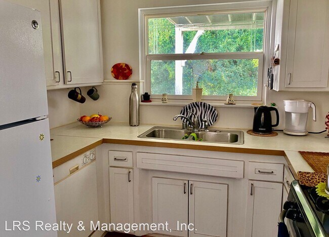 Building Photo - 2 br, 2 bath House - 1122 N Beverly Glen Blvd