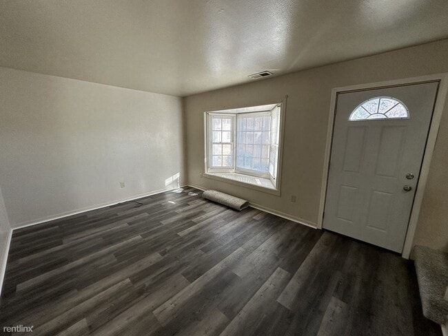 Building Photo - 2 br, 1 bath Condo - 140 Woodgate Rd