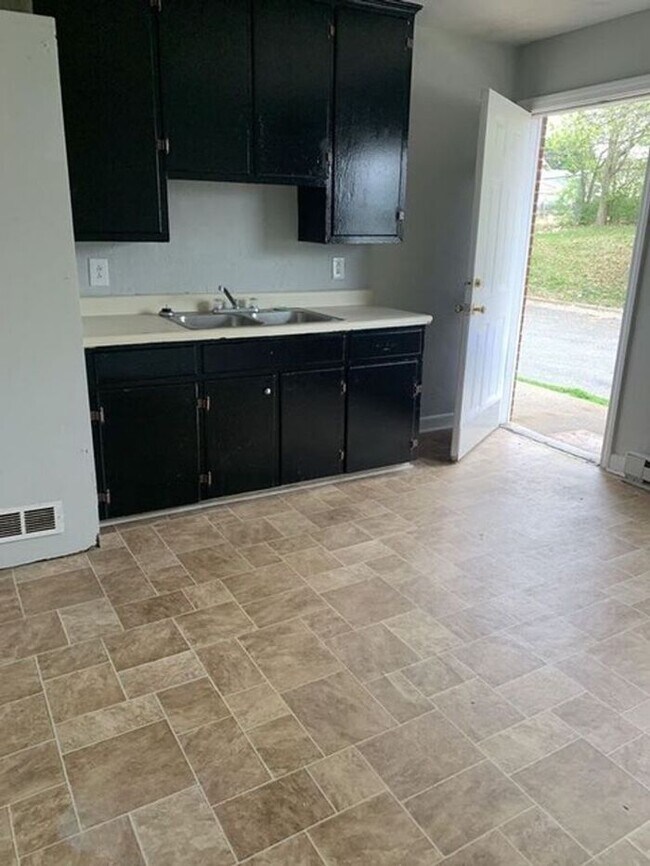 Foto del edificio - PRE-LEASING!!!! 2 bed/1 bath apartment in ...