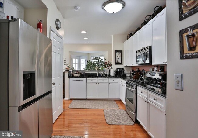 Foto del edificio - 5111 Lands End Ct