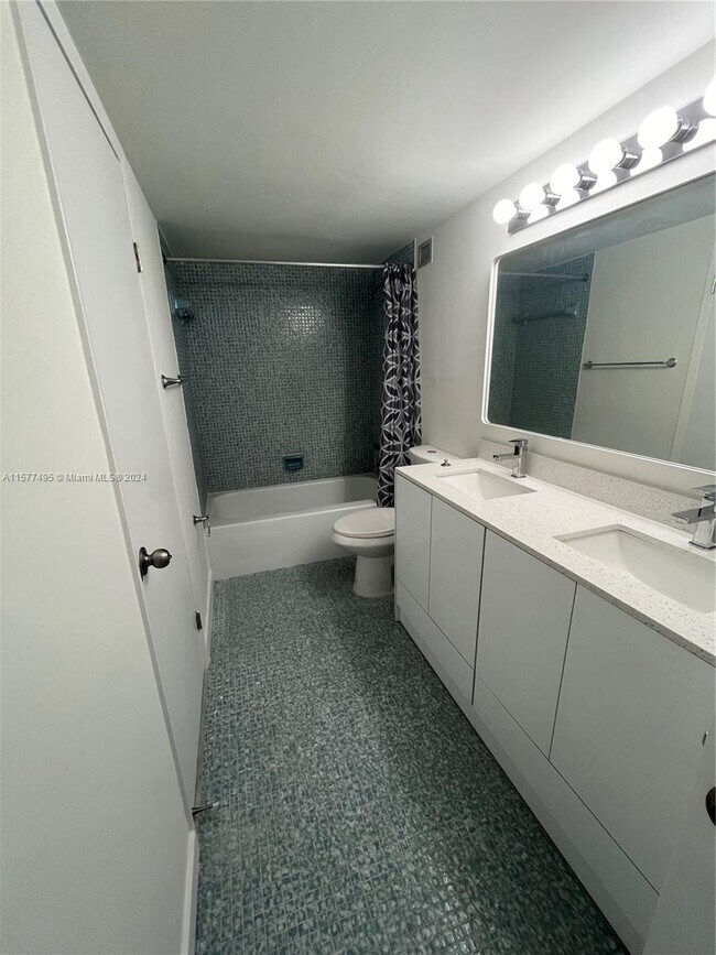 Building Photo - 1351 NE Miami Gardens Dr