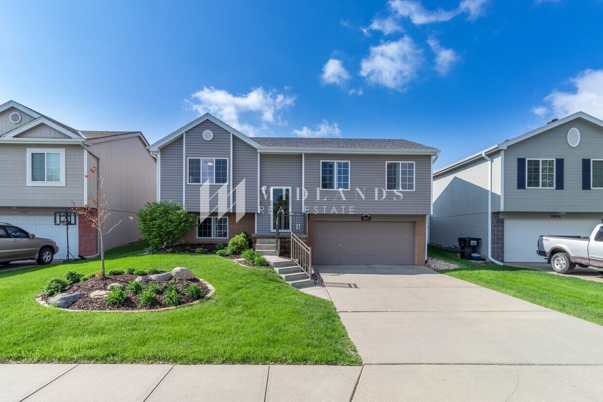 19011 R St, Omaha, NE 68135 House Rental in Omaha, NE