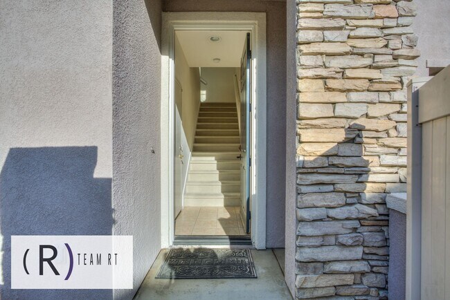 Foto del edificio - A Stunning Two-Story 2 Bed 2 Bath Home nea...